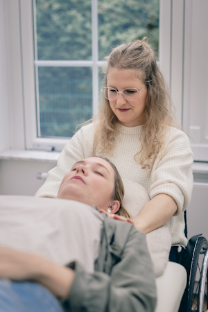 Alexandra bei einer Reiki bzw. Energiebehandlung